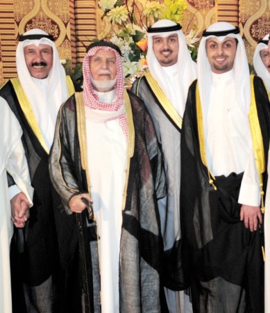 هزاع الدبيس وحفيده مشعل الدبيس يباركان﻿