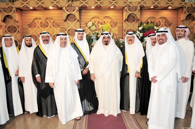اللواء الشيخ احمد الخليفة والسفير علي الهيفي والرائد جراح الهيفي يباركون
﻿