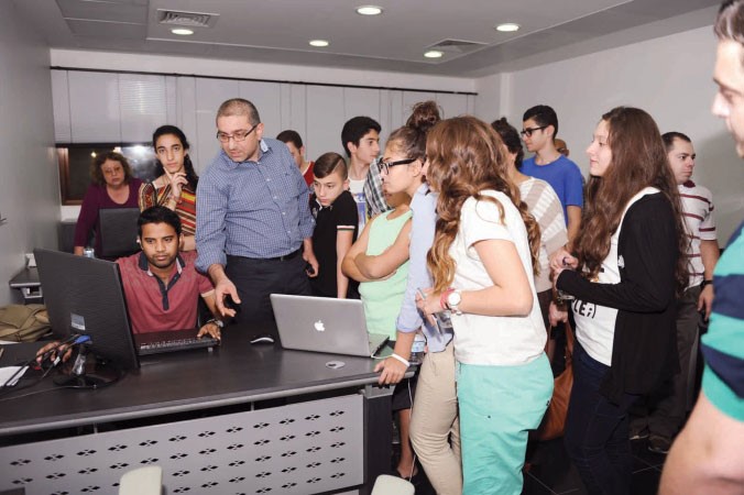 ﻿مدير الانتاج الزميل موسى عبدو مع الطلاب في قسم الدعم الفني﻿
