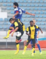 وليد علي يرتقي فوق اللاعب الماليزي 	الازرقكوم﻿