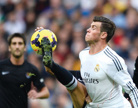 مهاجم ريال مدريد غاريث بايل يحاول الحصول على الكرة قبل مدافع ريال سوسييداد انيغو مارتينز افپ