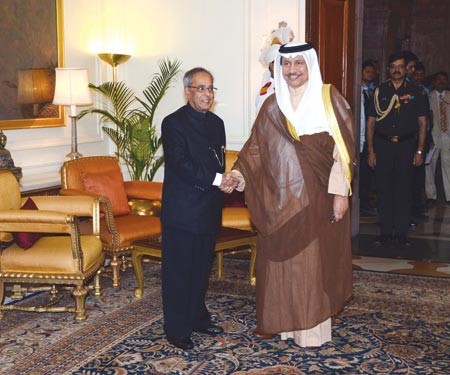 الرئيس الهندي براناب موخرجي مستقبلا سمو رئيس الوزراء الشيخ جابر المبارك