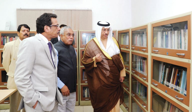 ﻿سمو رئيس الوزراء خلال جولته في مكتبة صاحب السمو الامير﻿