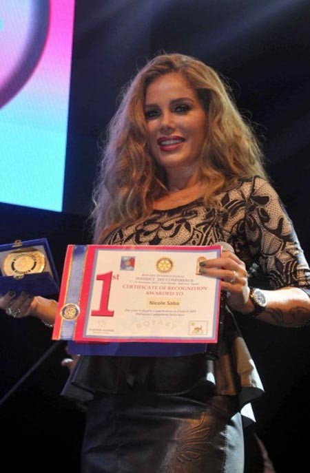 بالصور.. أول ظهور لها بعد إنجاب طفلتها ..نيكول سابا رشيقة في أول حفلاتها لهذا الموسم