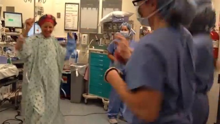 بالفيديو.. سيدة تحتفل وترقص قبل الجراحة.. وغرفة العمليات تتحول لحلبة رقص بمشاركة الأطباء