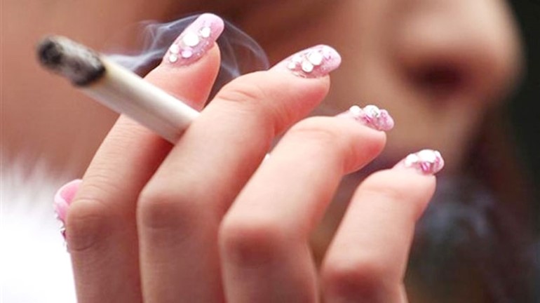 مدخنات:  السيجارة «أولها دلع وآخرها ولع»