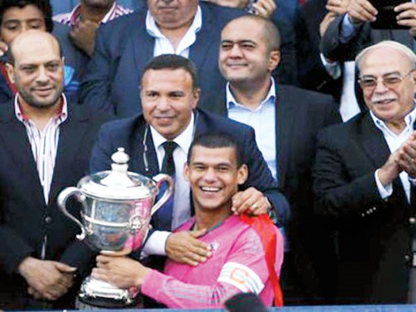 كابتن الزمالك عبدالواحد السيد يحمل كاس مصر