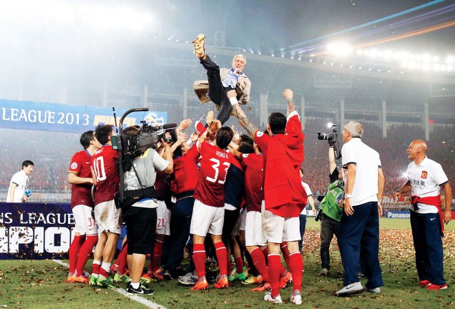 لاعبو غوانغجو يحملون مدربهم الايطالي المعروف مارتشيلو ليبي رويترز