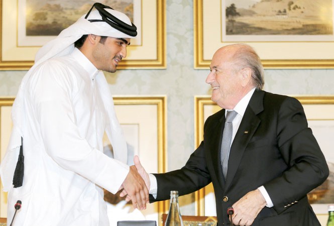 رئيس الاتحاد الدولي لكرة القدم جوزيف بلاتر مع الشيخ محمد بن حمد ال ثاني العضو المنتدب للجنة العليا لمونديال قطر 2022 رويترز