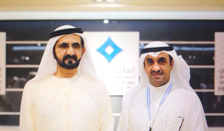 الشيخ محمد بن راشد مع الزميل هادي العجمي
