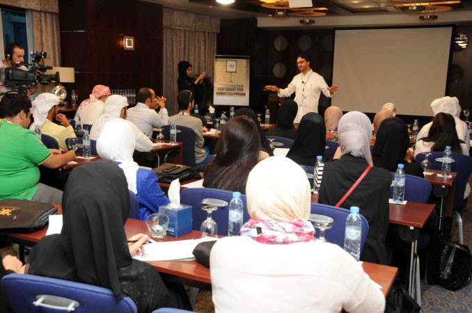 الاعلامي بركات الوقيان محاضرا في احدى الندوات على هامش الزيارة