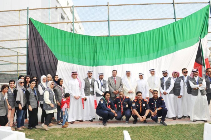 الشيخ فيصل الحمود ود نزار حمزة مع المشاركين في اسبوع الدستورمتين غوزال