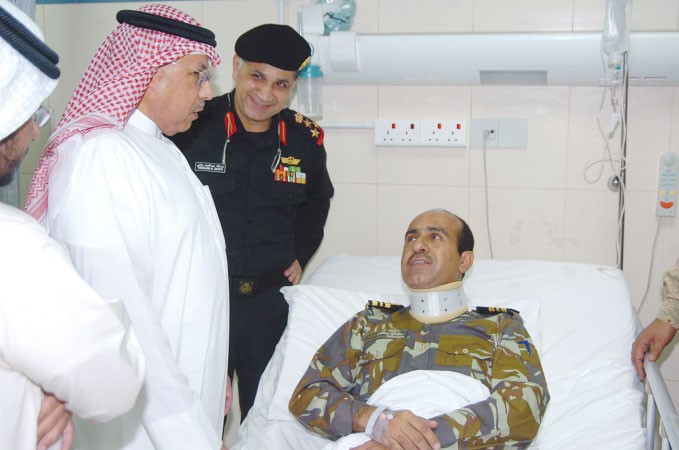 الشيخ خالد الجراح يطمئن على حالة احد المصابين﻿