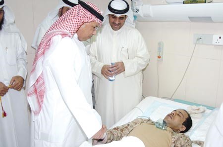 الشيخ خالد الجراح متفقدا احد المصابين في الحادث
