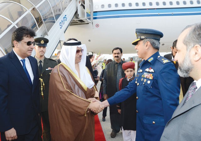سمو رئيس الوزراء متصفحا مستقبليه لدى وصوله المطار ﻿