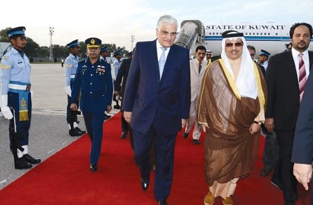 سمو الشيخ جابر المبارك لدى وصوله الى باكستان وفي استقباله وزير العلوم والتكنولوجيا الباكساني