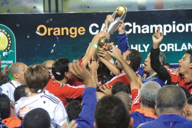 لاعبو الاهلي يحملون كاس افريقيا وفرحة كبيرة باللقب الثامن 