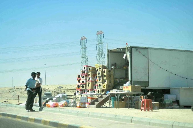 بقالة متنقلة في عرض الطريق سعود سالم