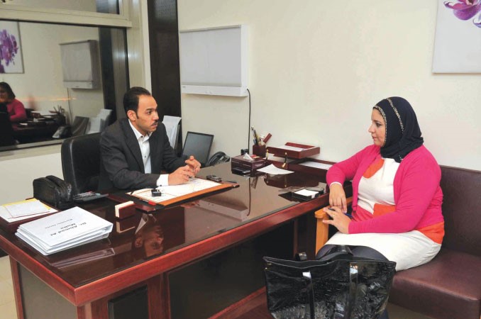 داحمد الملا متحدثا للزميلة الاء خليفة﻿