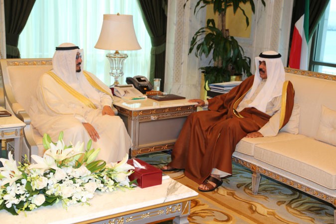 سمو ولي العهد الشيخ نواف الاحمد مستقبلا الشيخ احمد العبدالله﻿