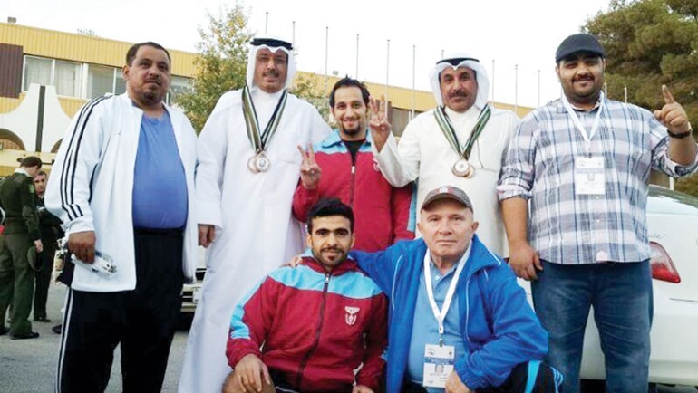الرباعان الحاتم والكندري يتوسطان الجهازين الاداري والفني
