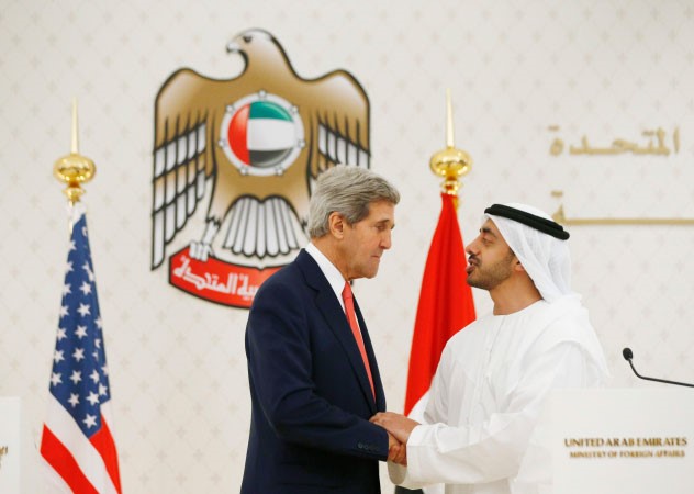 وزير الخارجية الاماراتي الشيخ عبدالله بن زايد ال نهيان يصافح نظيره الاميركي جون كيري قبيل مؤتمرهما الصحافي المشترك في ابوظبي امس	 رويترز﻿