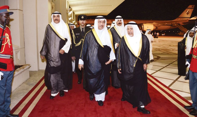 سمو رئيس الوزراء الشيخ جابر المبارك لدى وصوله الى البلاد وفي استقباله الشيخ علي الجراح والشيخ محمد الخالد ويبدو الشيخ صباح الخالد