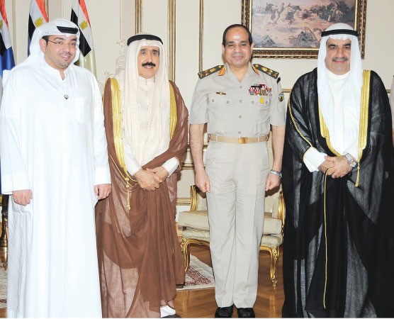 الفريق اول عبدالفتاح السيسي مستقبلا رئيس التحرير الزميل يوسف خالد المرزوق واحمد الجارالله واحمد بهبهاني في مقر وزارة الدفاع بالقاهرة