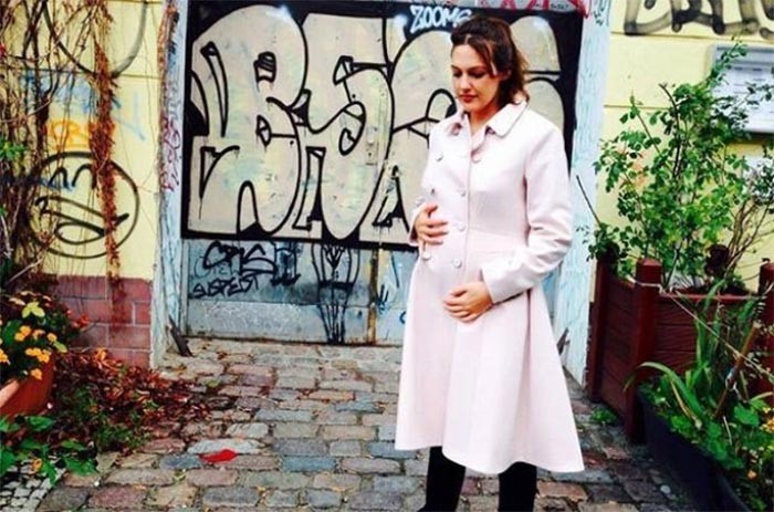 لأول مرة: مريم أوزرلي تبهر جمهورها بصورة توضح حملها