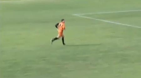 بالفيديو.. حارس.. يتحوّل إلى مهاجم "فذ" بهدف "خيالي"