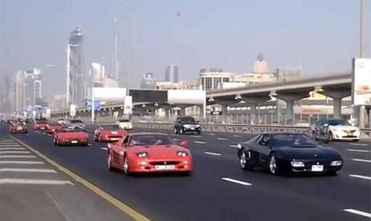 بالفيديو.. أكثر من 500 سيارة فارهة في موكب إستعراضي في دبي