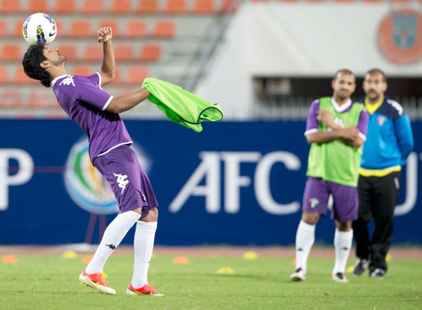 مساعد ندا يداعب الكرة في التدريبات الاخيرة 	الازرق كوم﻿