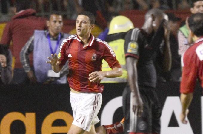 لاعب الاهلي احمد عبدالظاهر يرفع شعار رابعة خلال مباراة اورلاندو افپ