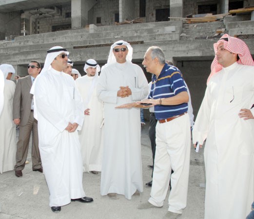  رئيس جهاز متابعة الاداء الحكومي الشيخ احمد مشعل الاحمد اثناء زيارته لمجمع الشيخ سعد العبدالله ﻿