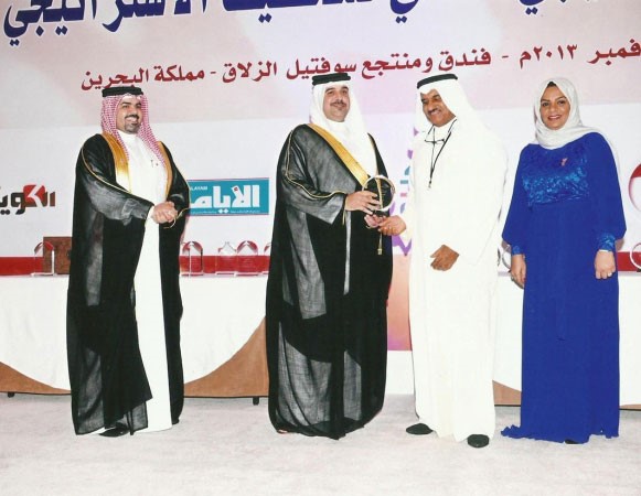 الفريق المتقاعد مساعد الغوينم خلال تكريمه في البحرين