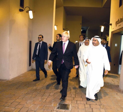 عمدة مدينة لندن برفقة السيد محمد الشايع خلال الجولةبمنطقة السوق في الافنيوز