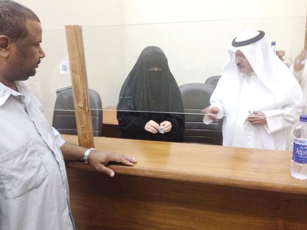 الوكيل عبدالمحسن المطيري يتابع انهاء معاملة احدى المراجعات﻿