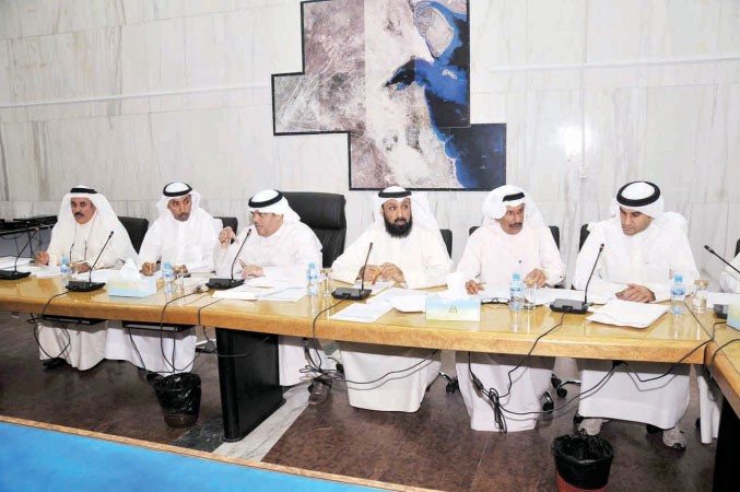 الاعضاء عبدالله الكندري ومحمد المعجل ومانع العجمي وفهد الصانع ومنصور الخرينج واحمد الفضالة