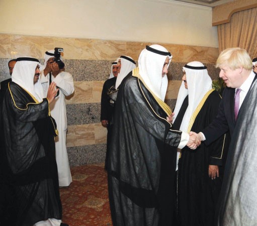الشيخ فيصل الحمود والشيخ خالد البدر يرحبان بضيف الكويت﻿