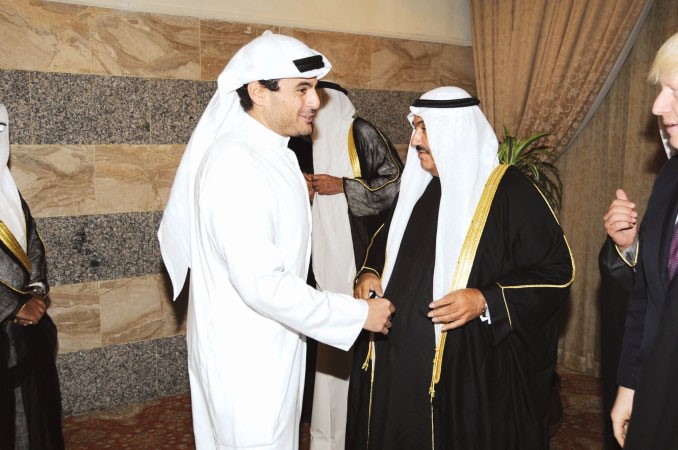 سمو الشيخ ناصر المحمد مصافحا عمر قتيبة الغانم﻿
