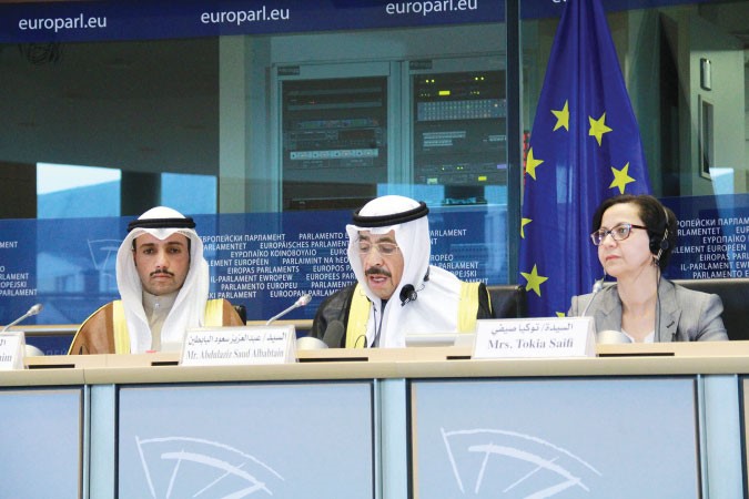 رئيس مجلس الامة مرزوق الغانم والشاعر عبدالعزيز البابطين وتوكيا صيفي في احدى جلسات الملتقى
