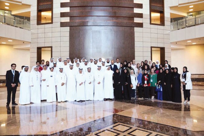 الشيخ عبدالله بن زايد مستقبلا الاعلامي بركات الوقيان واعضاء الوفد ومن بينهم الزميل هادي العجمي﻿