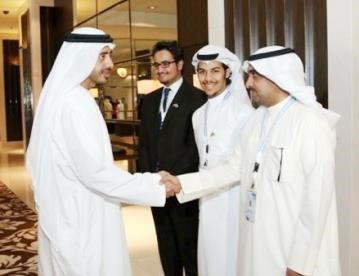 وزير الخارجية الاماراتي مصافحا الزميل هادي العجمي﻿