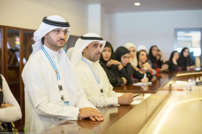 المشاركون يستمعون الى شرح عن مكتبة وزارة الخارجية ﻿