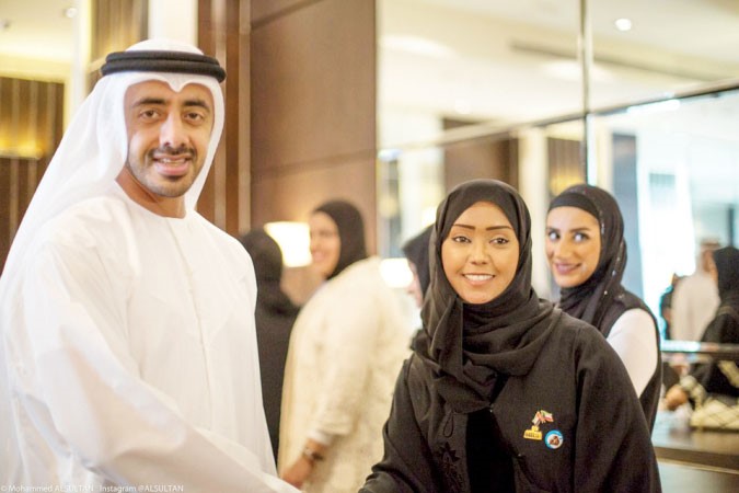 وزير الخارجية الاماراتي مع احدى المشاركات ﻿