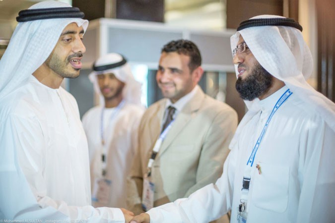 الشيخ عبدالله بن زايد مع ممثل الهيئة العامة للشباب والرياضة ﻿