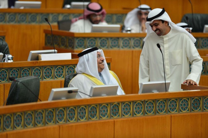 سمو رئيس الوزراء وعلي الراشد وابتسامة متبادلة