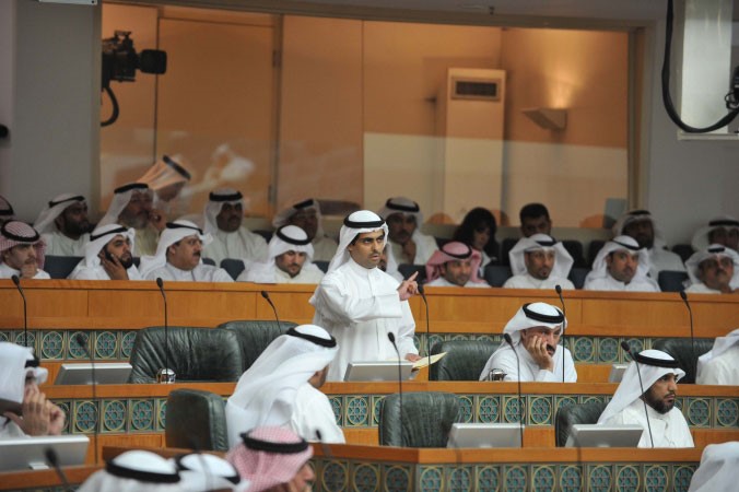 رياض العدساني متحدثا خلال الجلسة