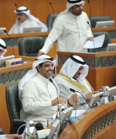 ابتسامة مشتركة بين سمو رئيس الوزراء والشيخ محمد العبدالله
