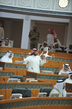فيصل الدويسان يرفع مجسما لطائرة الية